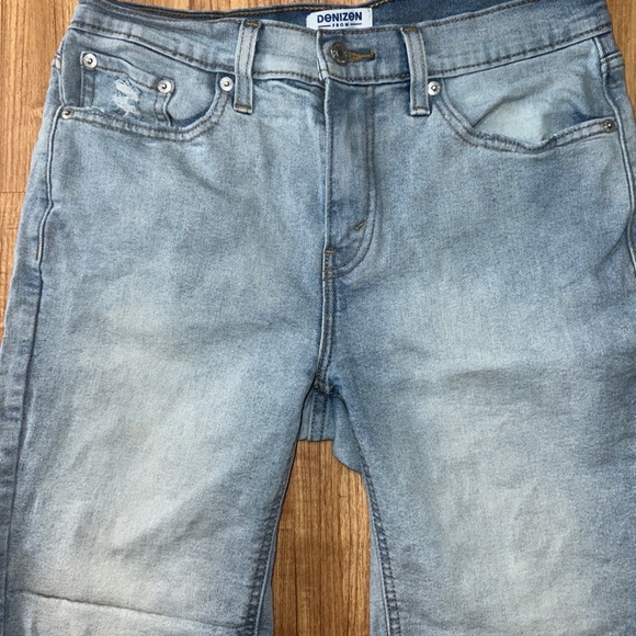 Denizen from Levi's Men's Size 32 Denim Slim Shorts with Raw Cuffed Hem - Picture 3 of 4